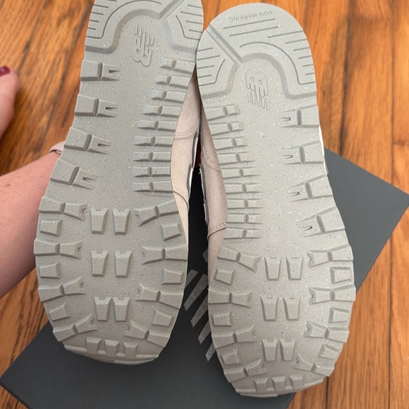 NWT New Balance 574 Cream and Gray Sneakers 8 - Picture 7 of 9